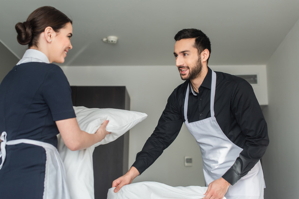 pulizie positive cambiando biancheria da letto nella camera d'albergo moderna  - Foto, immagini
