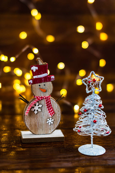Weihnachtskomposition mit saisonalen Dekorationen und Ornamenten - Foto, Bild