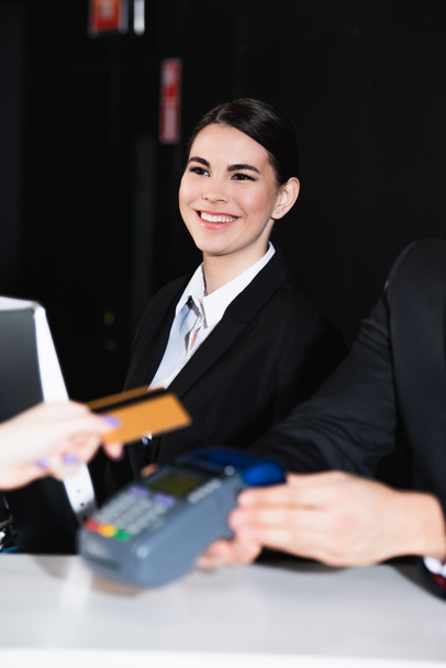 boldog recepciós keres turista fizet hitelkártyával közeli kolléga  - Fotó, kép