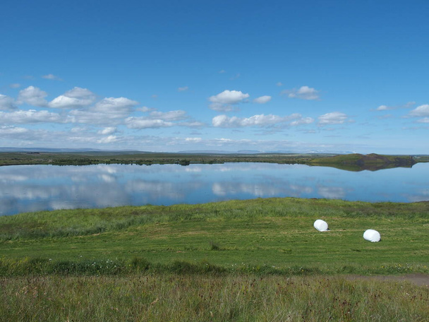 Jezero Myvatn a okolní louky tvoří jednu z nejkrásnějších krajin na Islandu - Fotografie, Obrázek