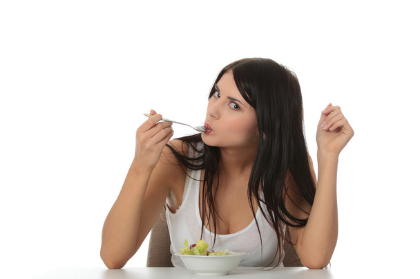 chica comiendo ensalada - Foto, Imagen