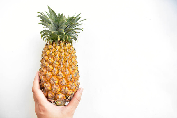 Dva pomerančové ananas izolované v bílém pozadí, žádný stín, čerstvé tropické ovoce pozadí, léto, dovolená, jídlo a nápoje, šťavnaté, chladné, vegan, zdravé jídlo, fitness - Fotografie, Obrázek
