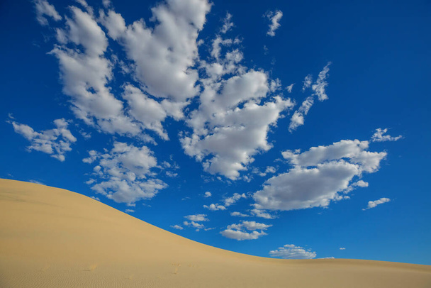 Uzak çöldeki bozulmamış kum tepeleri - Fotoğraf, Görsel