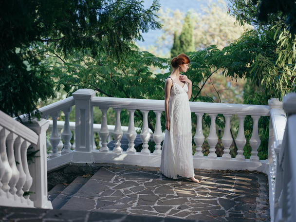 mulher bonita em vestido branco posando no parque - Foto, Imagem