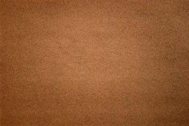 Schuurpapier textuur achtergrond waar u het rood-bruine zandkorrelpatroon op het schuurpapier kunt zien, geschikt als achtergrond voor het invoegen van tekst. Kopieer ruimte voor ontwerpers om te gebruiken op schuurpapier. - Foto, afbeelding