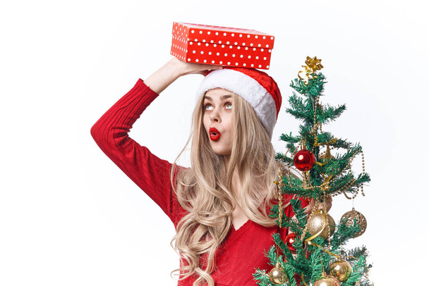 красивая женщина в костюме Санта-Клауса подарки весело праздник - Фото, изображение