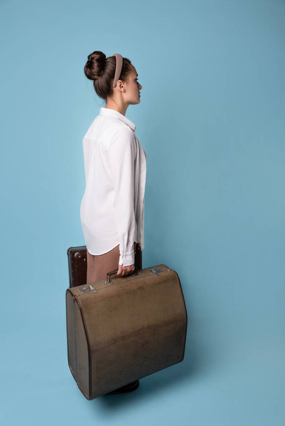 traveler with bags in her hands is ready to go on a trip, a young woman - Foto, imagen