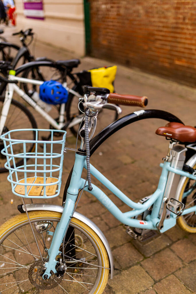 Woodbridge Suffolk UK 27 Agosto 2021: Una bici elettrica Volt e batteria parcheggiata in strada e bloccata contro i cavalletti delle bici. Push bike elettrica, bicicletta elettrica - Foto, immagini