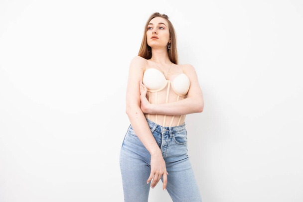Сексуальная модная модель в корсете на белом фоне - Фото, изображение