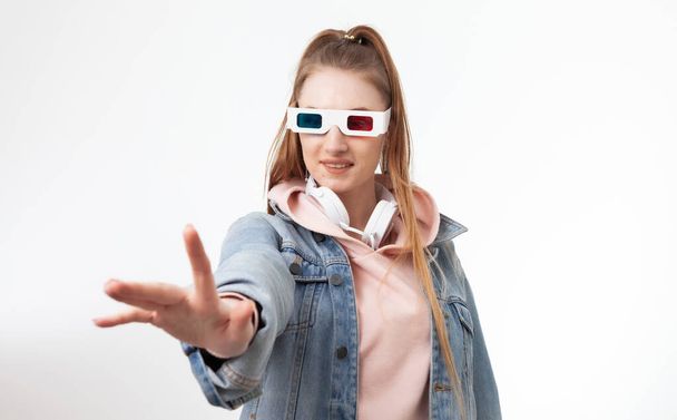 Grappig portret van vrouw in 3D bril op een witte achtergrond - Foto, afbeelding