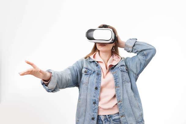 Młoda kobieta w kasku wirtualnej rzeczywistości na białym tle - Zdjęcie, obraz