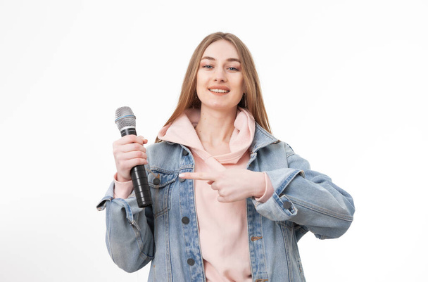 Joven mujer blanca alegre sosteniendo micrófono aislado sobre fondo blanco - Foto, Imagen