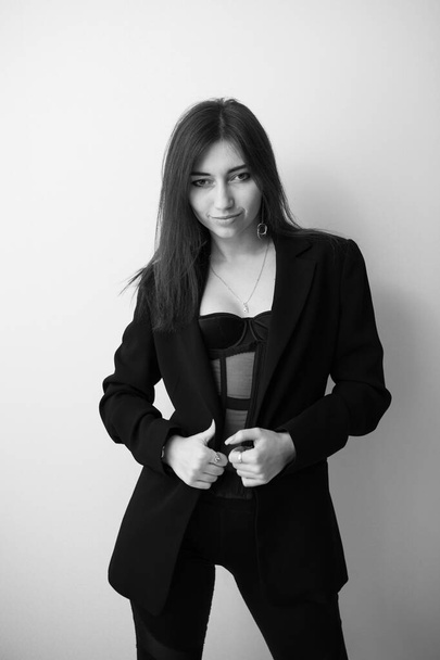 Black and white vogue fashion lifestyle studio portrait of stylish young woman - Фото, зображення