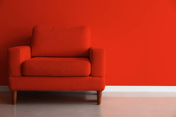 Mukava nojatuoli lähellä punaista seinää - Valokuva, kuva
