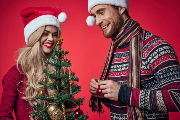 muž a žena nový rok oslava spolu Vánoce červené pozadí - Fotografie, Obrázek