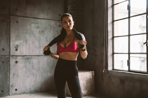 Beautiful woman training and making functional workout in the gym - Fotoğraf, Görsel