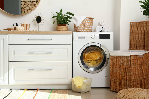 Interieur badkamer met moderne wasmachine - Foto, afbeelding