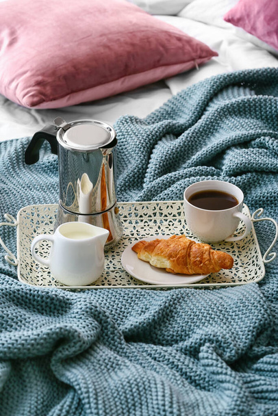 ベッドの上でコーヒー、クロワッサンとミルクのカップでトレイ - 写真・画像