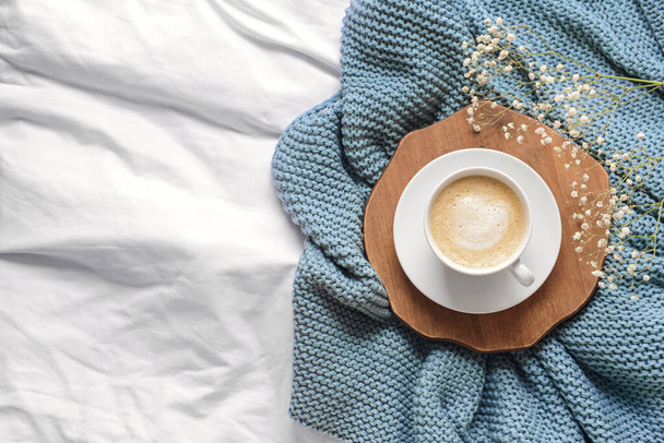 Tazza di caffè con fiori su plaid lavorato a maglia - Foto, immagini