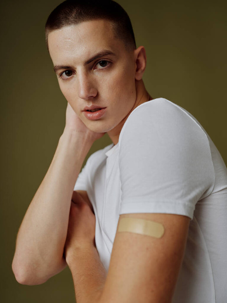 um homem com um gesso adesivo no ombro modelo de vacinação covid-19 imunidade passaporte - Foto, Imagem