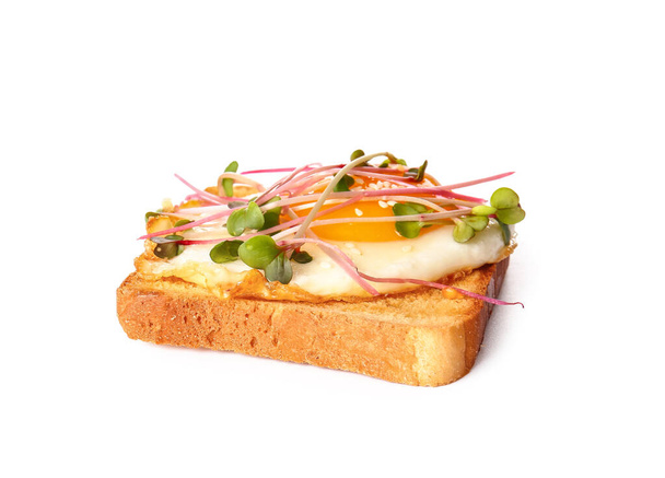 Lekkere toast met gebakken ei en micro groen op witte achtergrond - Foto, afbeelding
