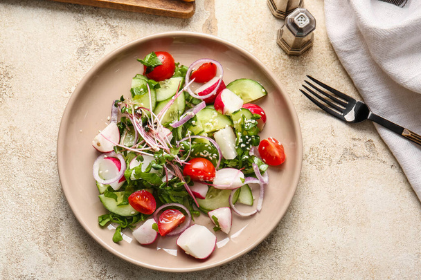 Teller mit leckerem Salat auf Grunge-Hintergrund - Foto, Bild