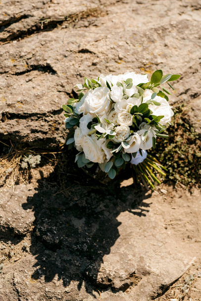 beautiful wedding bouquet of white roses - Foto, afbeelding