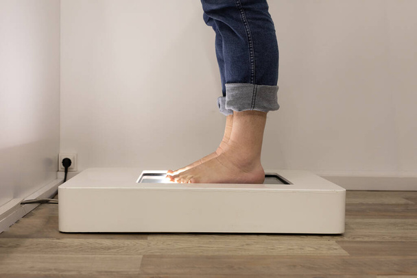 Foot scanning to determine exact size and feet form. Man using the electric device in a shoe store. - Φωτογραφία, εικόνα