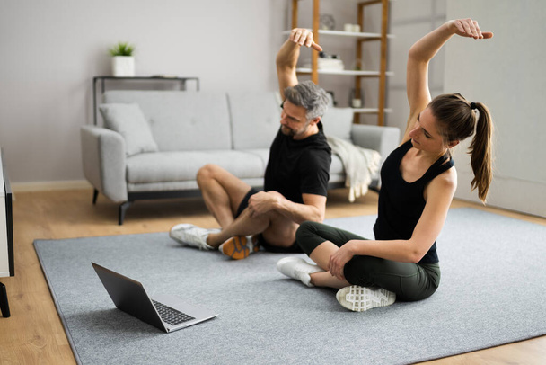 Online Laptop Home Fitness Workout And Exercise - Fotoğraf, Görsel