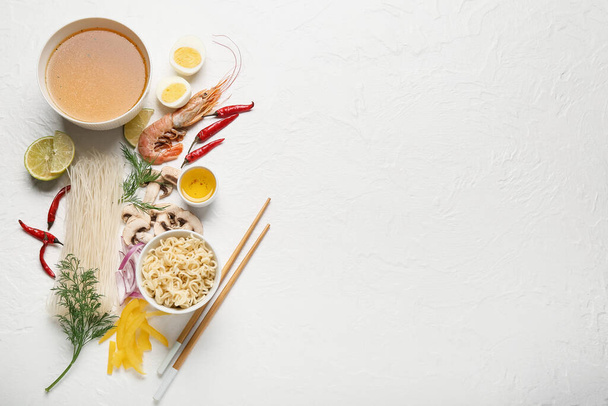 Kulho maukasta thaimaalaista keittoa ja ainesosia kevyellä taustalla - Valokuva, kuva