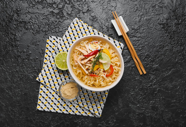 Cuenco de sabrosa sopa tailandesa con pollo sobre fondo oscuro - Foto, Imagen