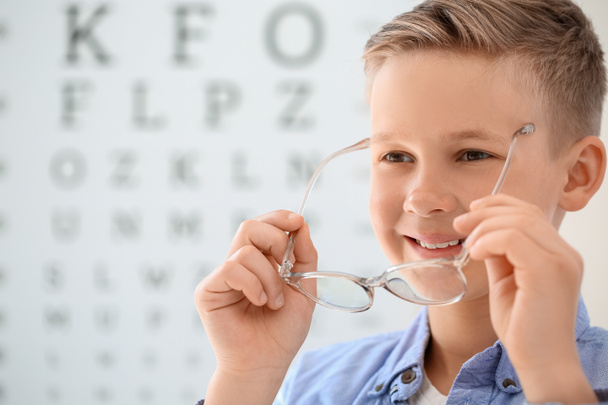 Niño pequeño con gafas en el consultorio del oftalmólogo - Foto, Imagen