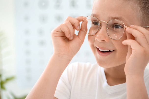 Kleiner Junge mit Brille beim Augenarzt - Foto, Bild