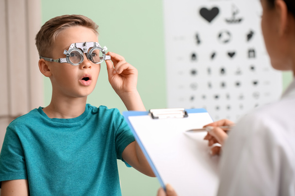 Niño pequeño sometido a una prueba ocular en la clínica - Foto, imagen