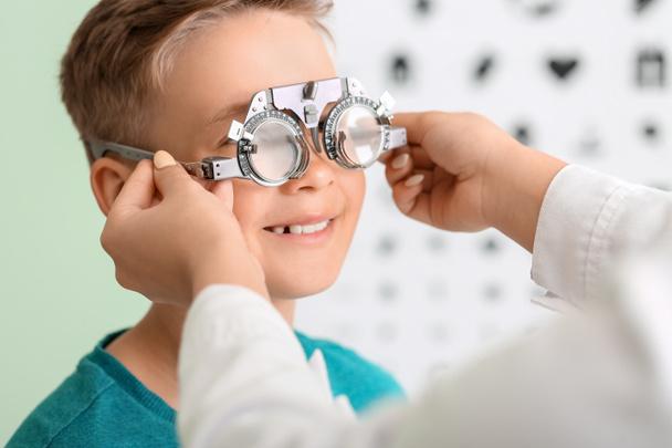 Mały chłopiec poddany badaniu wzroku w klinice - Zdjęcie, obraz