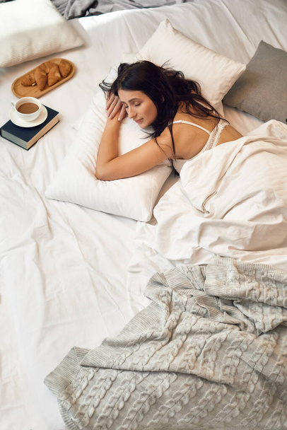 όμορφη νεαρή γυναίκα κοιμάται στην κρεβατοκάμαρά της το πρωί. όνειρα γλυκά - Φωτογραφία, εικόνα