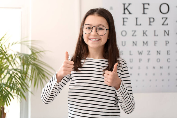 Menina feliz vestindo óculos novos no escritório do oftalmologista - Foto, Imagem