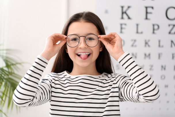 Ragazzina che indossa nuovi occhiali nell'ufficio dell'oftalmologo - Foto, immagini