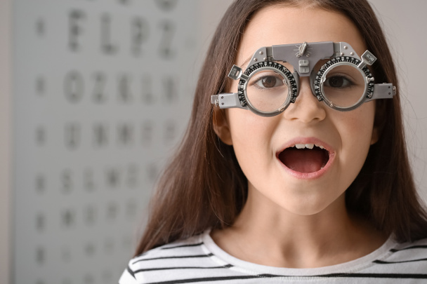 Маленькая девочка проходит тест на зрение в клинике - Фото, изображение