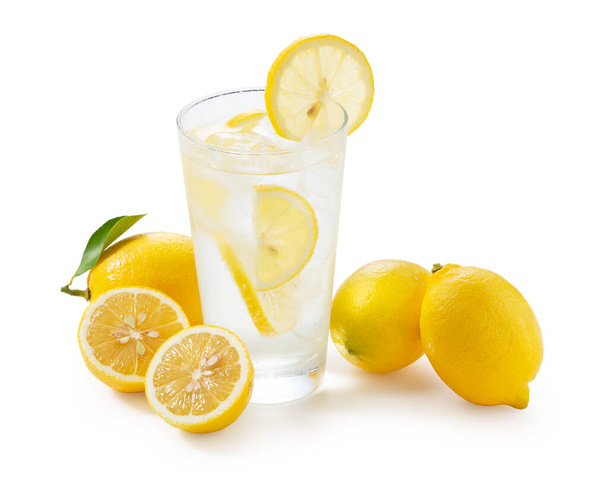 Lemons on a white background and lemon sour in a glass - Foto, imagen