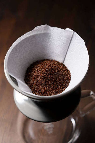 coffee cup with cinnamon sticks on a wooden background - Zdjęcie, obraz