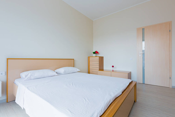 interior de um quarto com uma cama grande em cores claras - Foto, Imagem