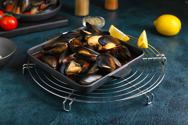 Baking dish with tasty Mussels Marinara on dark background - Fotoğraf, Görsel