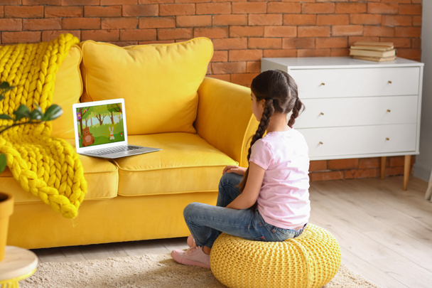 Menina bonito assistindo desenhos animados em casa - Foto, Imagem