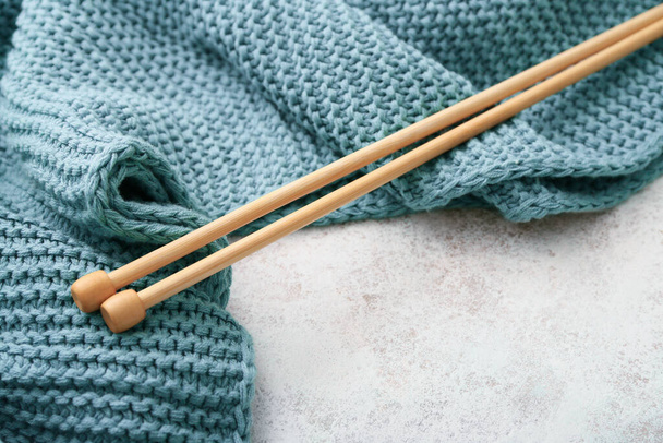 Knitting needles and plaid on light background - Foto, afbeelding