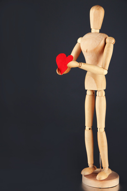 Wooden mannequin holding red heart - Фото, зображення