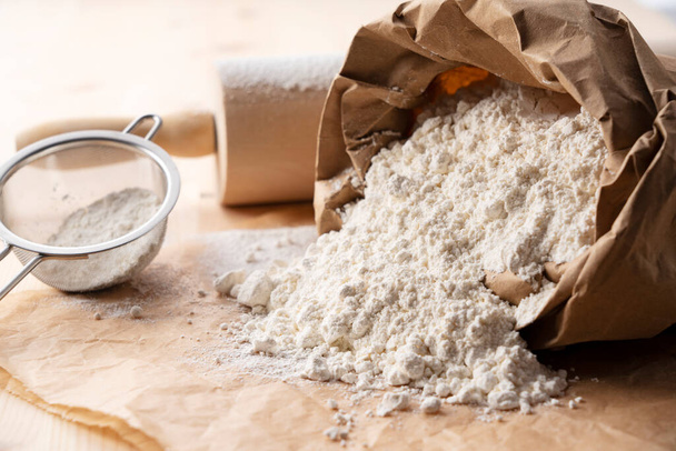 Flour and rolling pins on the table. Concept photo of bread making. - Foto, Bild