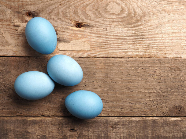 Naturally colored organic eggs on a rustic table with space for text, Easter background - Foto, afbeelding