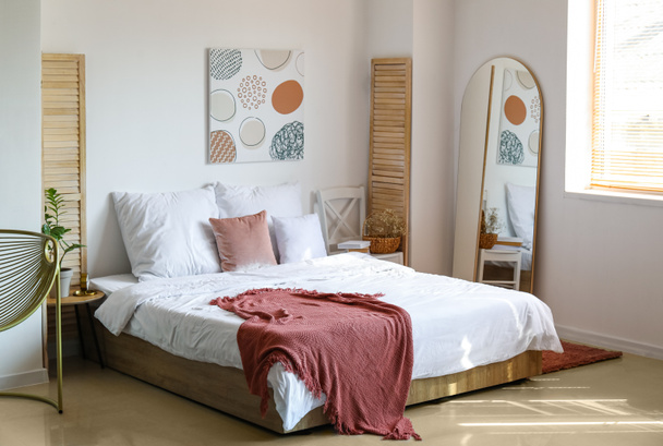 Elegante interior de dormitorio moderno con espejo - Foto, Imagen