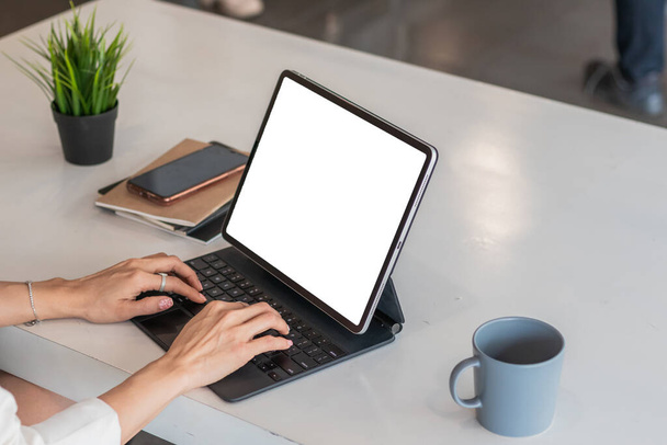 Eine Geschäftsfrau nutzt einen Laptop, um von zu Hause aus online zu kommunizieren und ihre Arbeit zu überprüfen, weil sie ein Unternehmen gründet, das von überall online bestellen und checken kann. - Foto, Bild